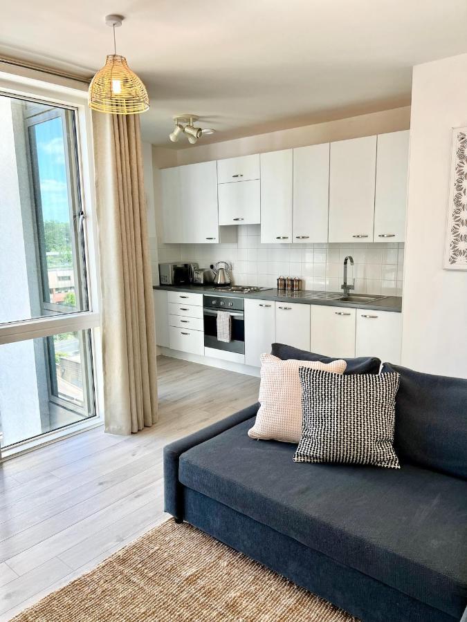 2 Bedroom Serviced With Free Parking, Wifi & Netflix,