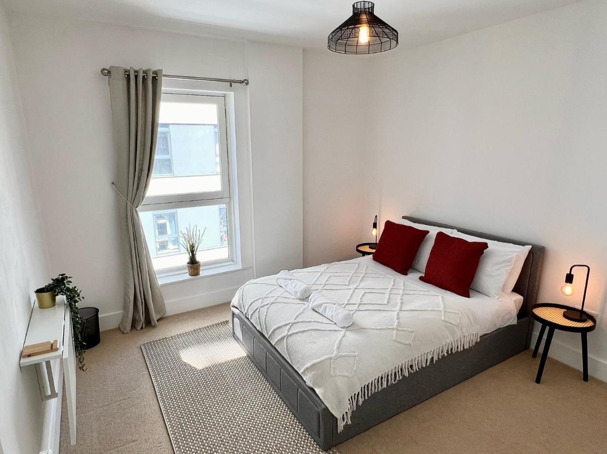 2 Bedroom Serviced With Free Parking, Wifi & Netflix, Apartment Basingstoke