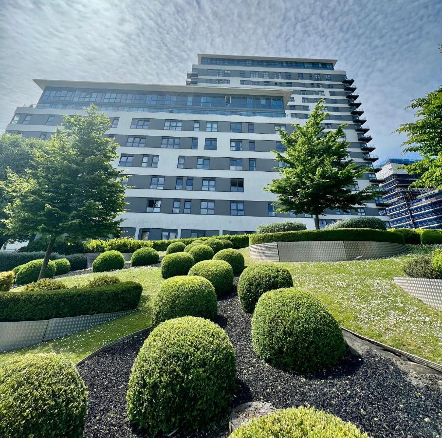2 Bedroom Serviced With Free Parking, Wifi & Netflix, *
