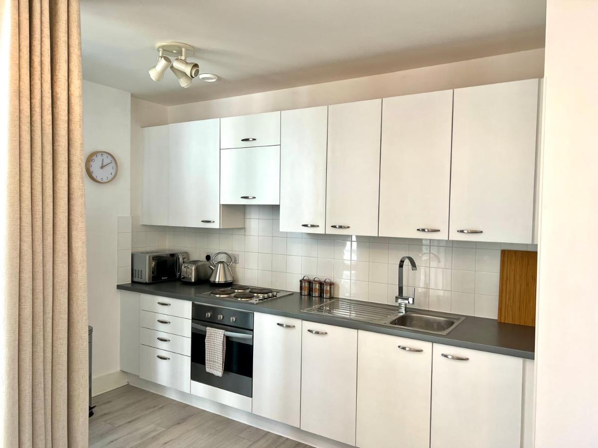 2 Bedroom Serviced With Free Parking, Wifi & Netflix, Apartment