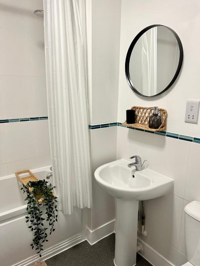 Apartment 2 Bedroom Serviced With Free Parking, Wifi & Netflix,