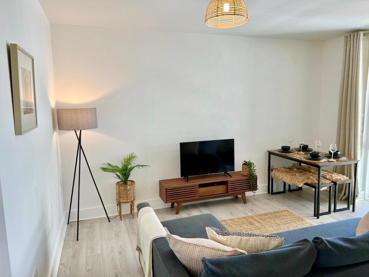 2 Bedroom Serviced With Free Parking, Wifi & Netflix, * Basingstoke