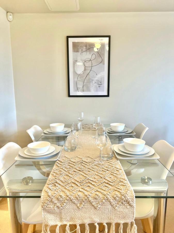 2 Bed Serviced With Balcony, Free Parking, Wifi & Netflix In Apartment Basingstoke