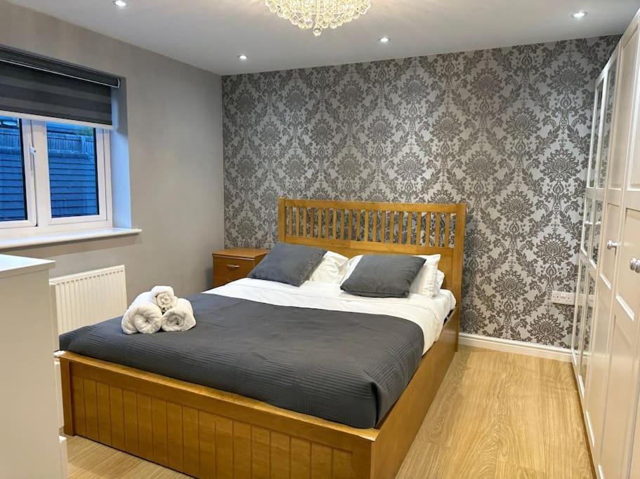 Stunning 4-bedroom Apartment *