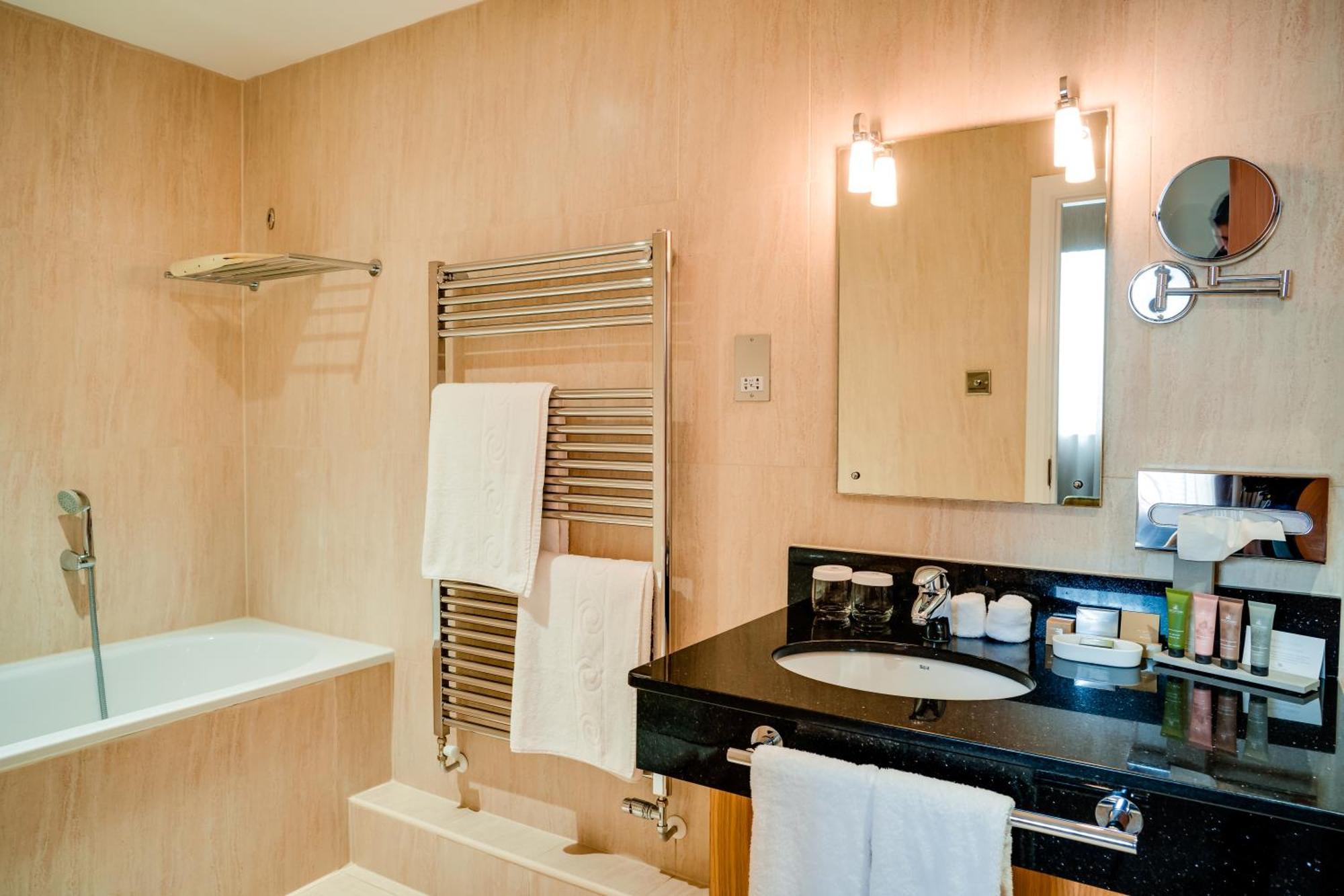 Hotel Oakley Hall 4*