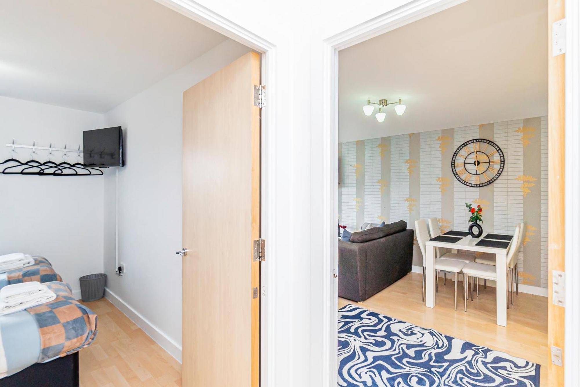 Chic 2-bedroom Retreat 7 Mins To Station & Shop * Basingstoke
