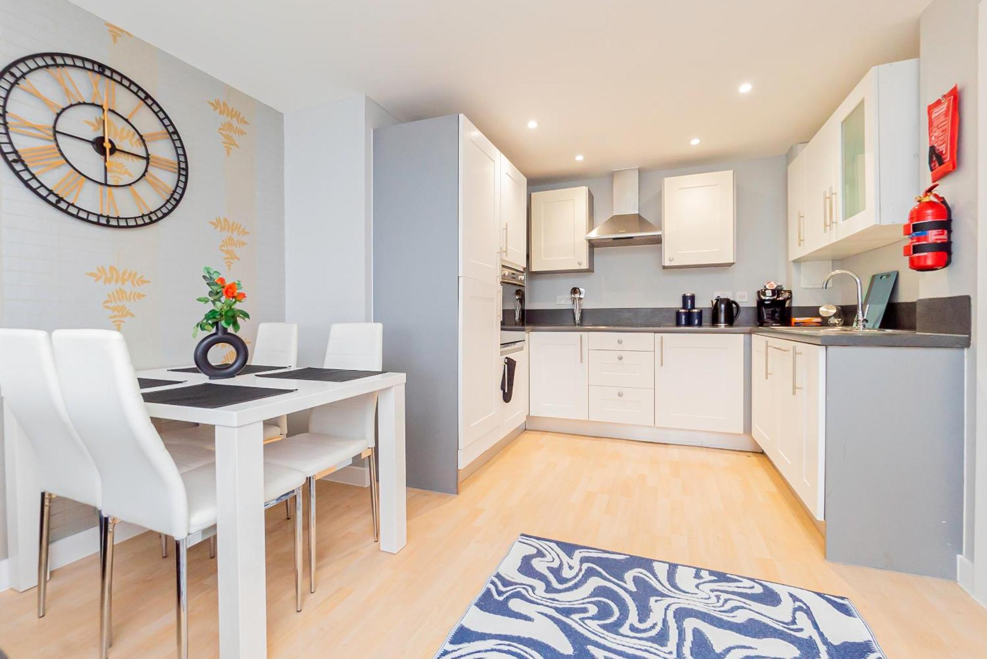 Chic 2-bedroom Retreat 7 Mins To Station & Shop Apartment