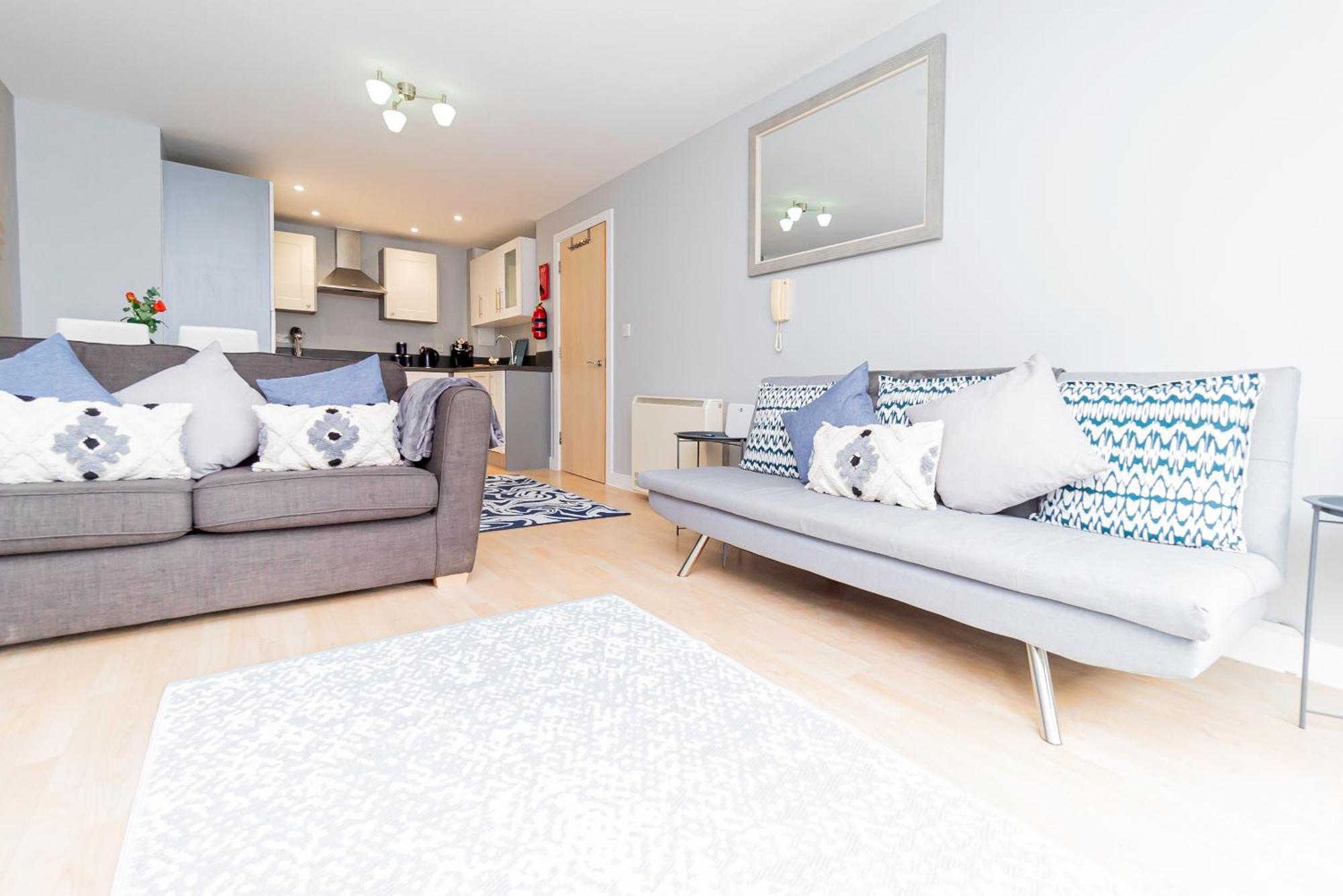 Apartment Chic 2-bedroom Retreat 7 Mins To Station & Shop *