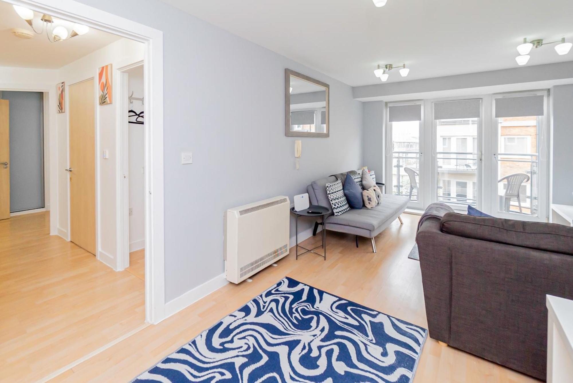 Chic 2-bedroom Retreat 7 Mins To Station & Shop Apartment Basingstoke