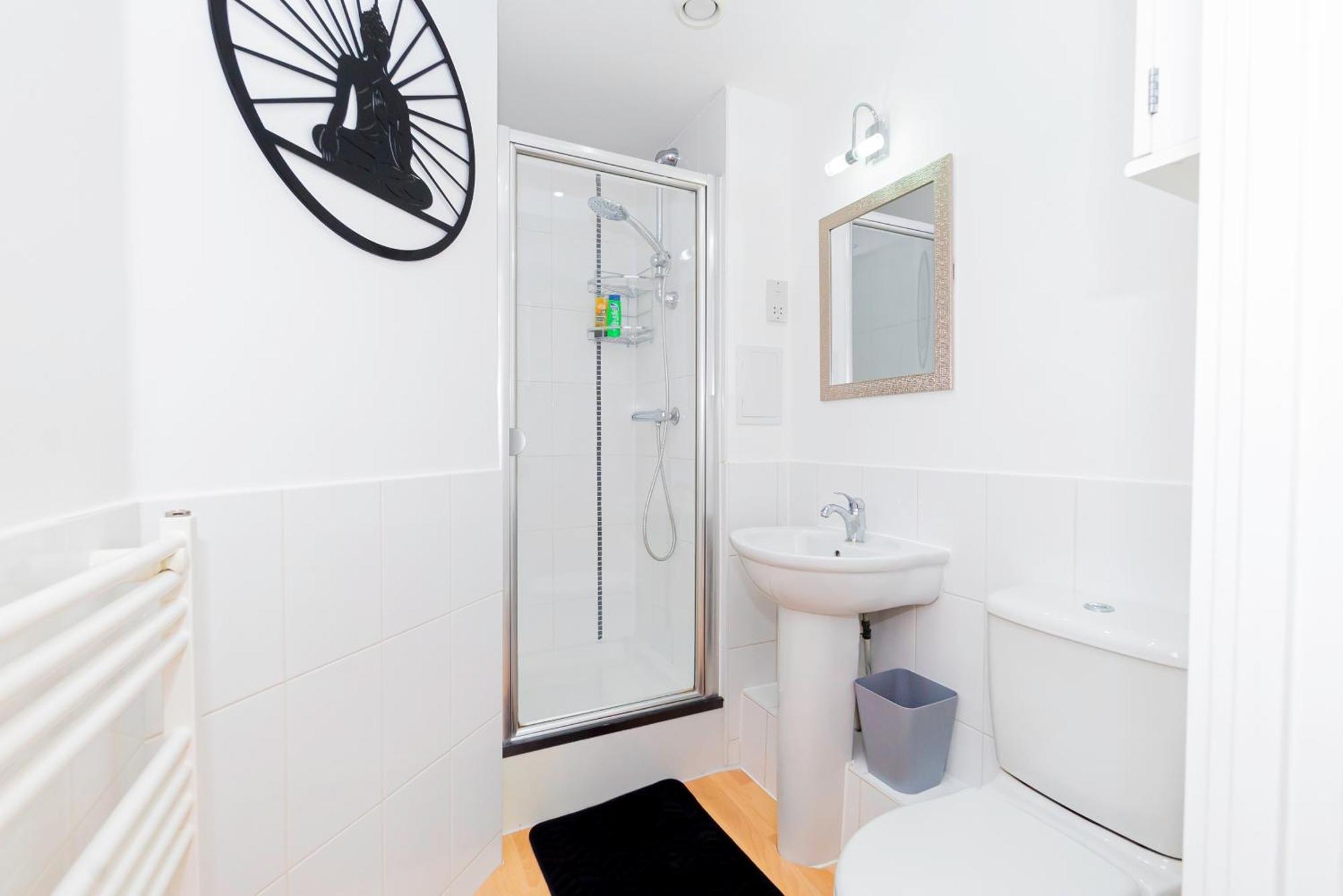 Chic 2-bedroom Retreat 7 Mins To Station & Shop Apartment Basingstoke