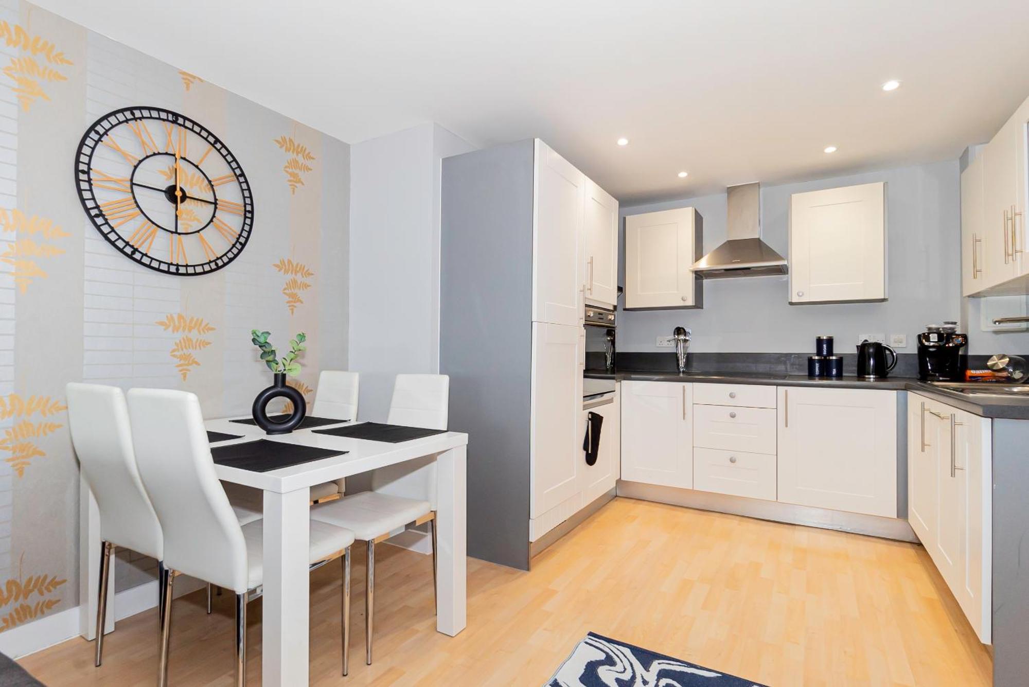 Chic 2-bedroom Retreat 7 Mins To Station & Shop Apartment Basingstoke