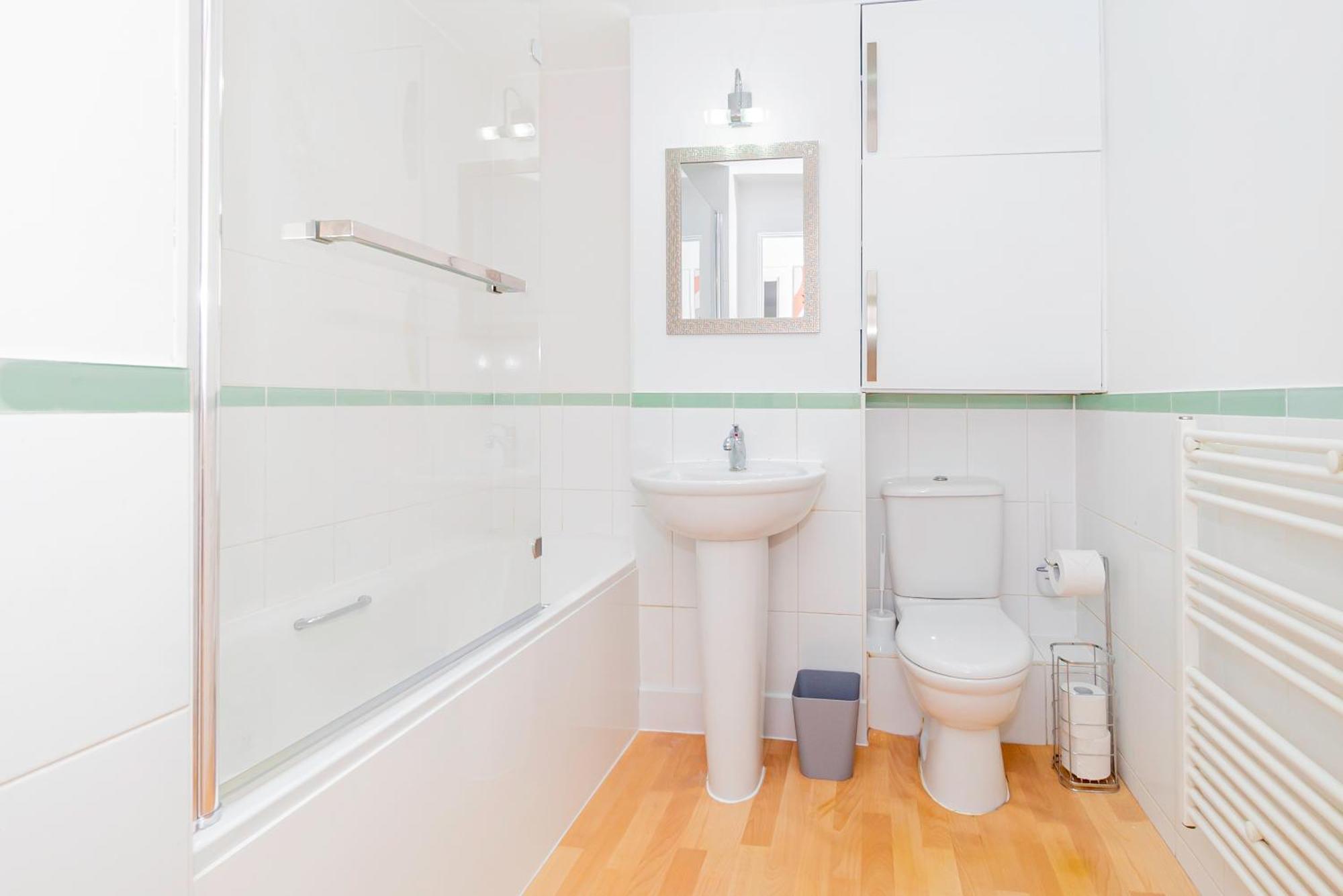 Apartment Chic 2-bedroom Retreat 7 Mins To Station & Shop Basingstoke