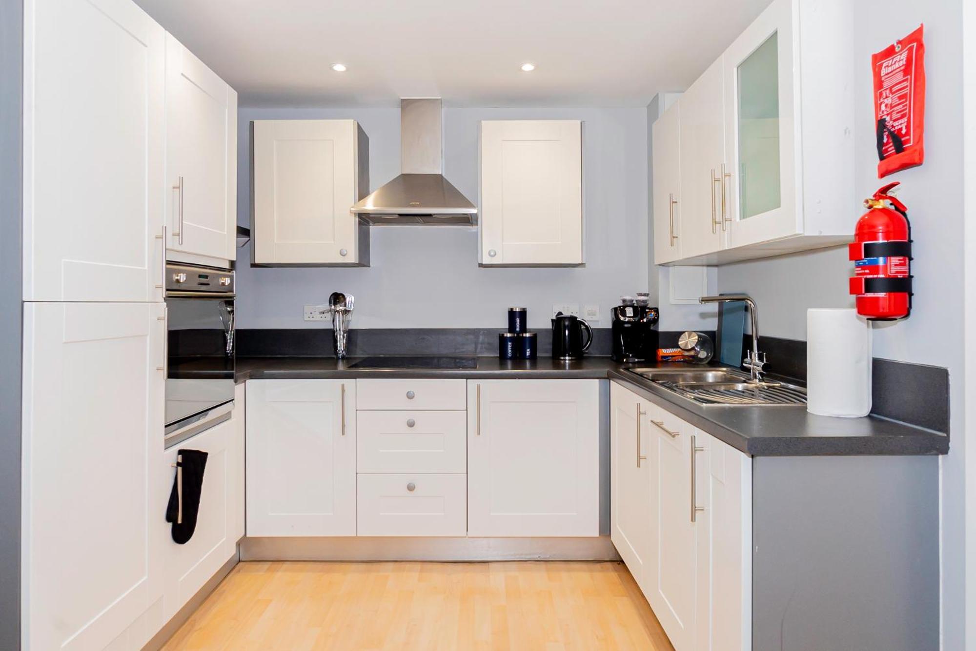 Chic 2-bedroom Retreat 7 Mins To Station & Shop * Basingstoke