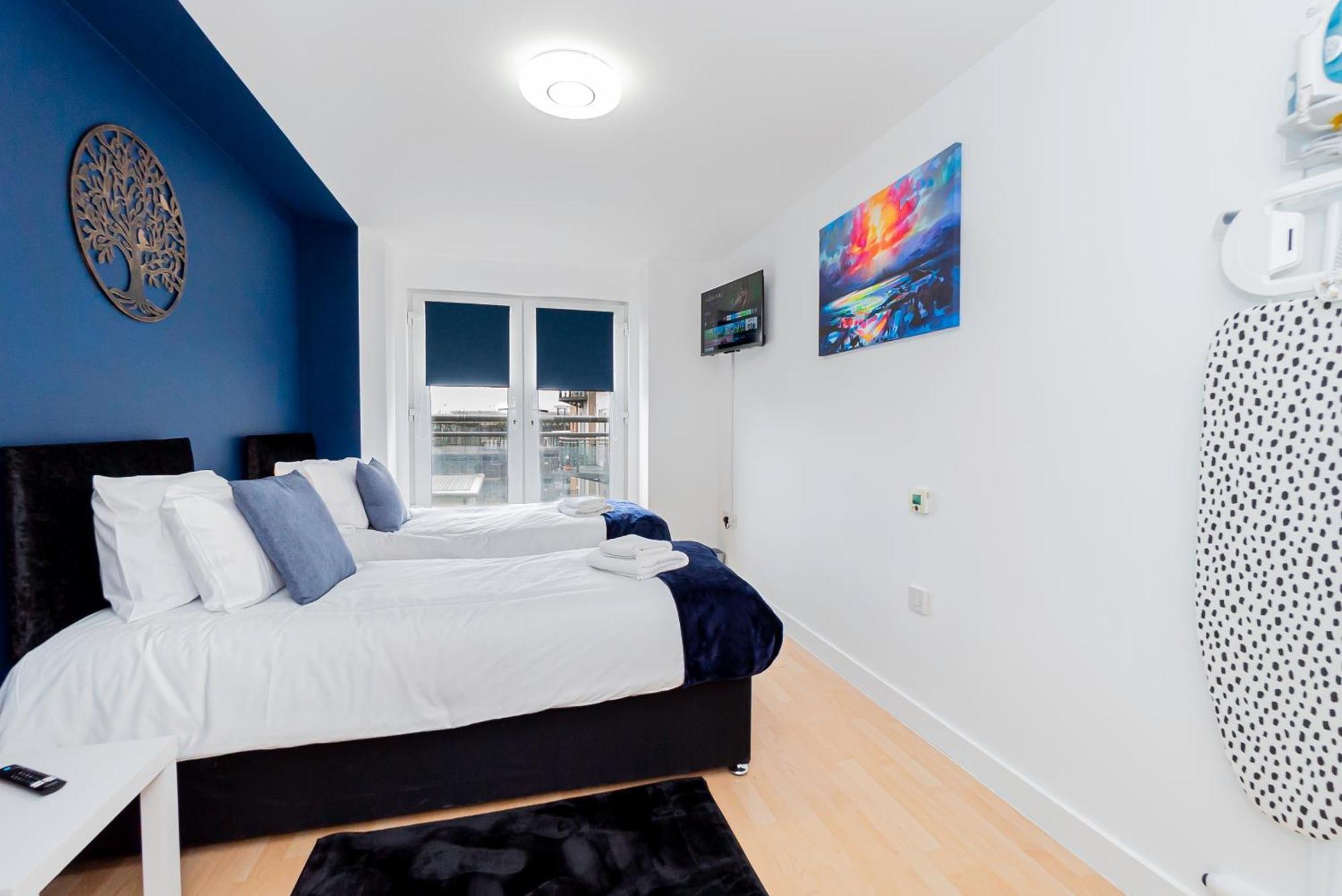 Chic 2-bedroom Retreat 7 Mins To Station & Shop