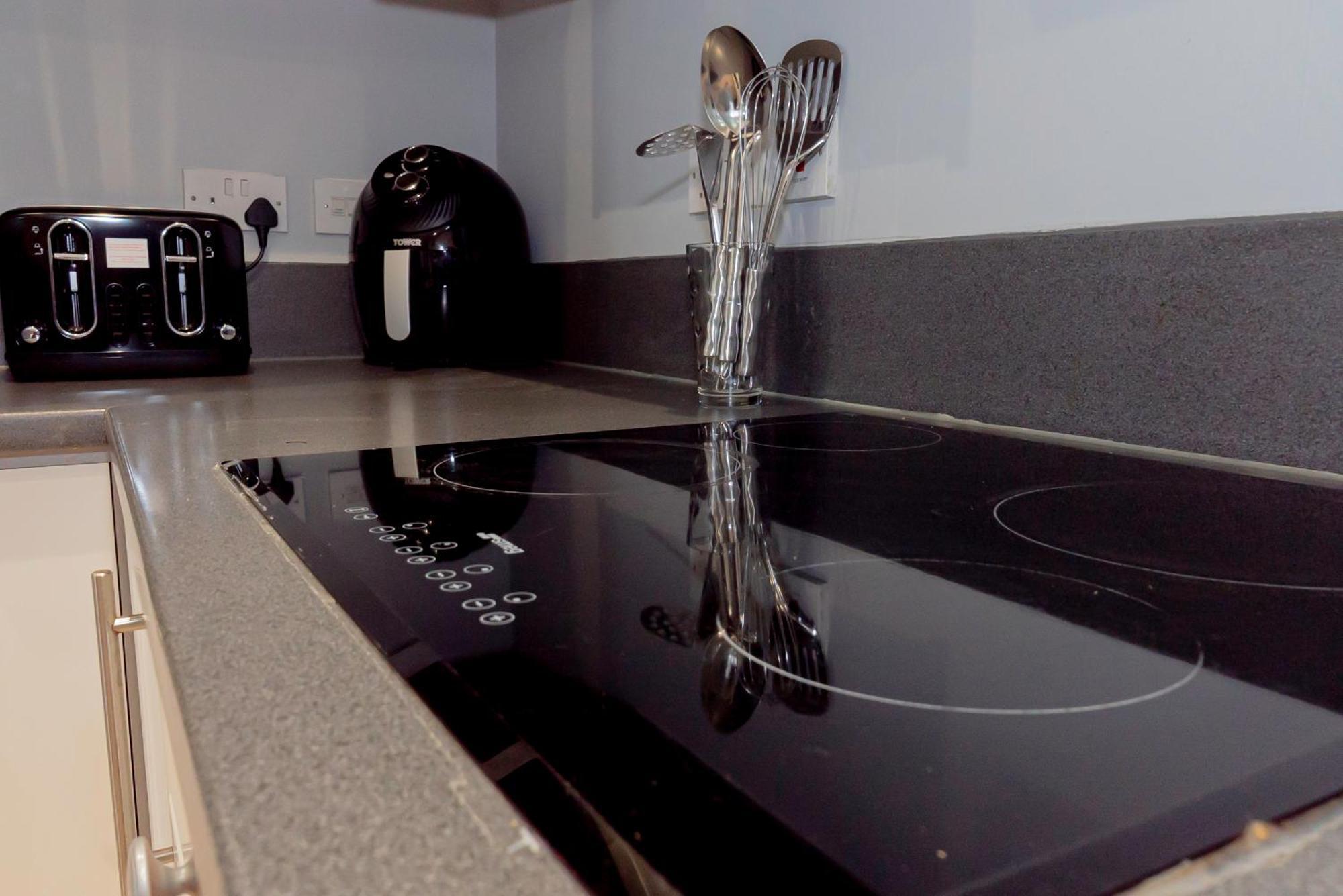 Chic 2-bedroom Retreat 7 Mins To Station & Shop *