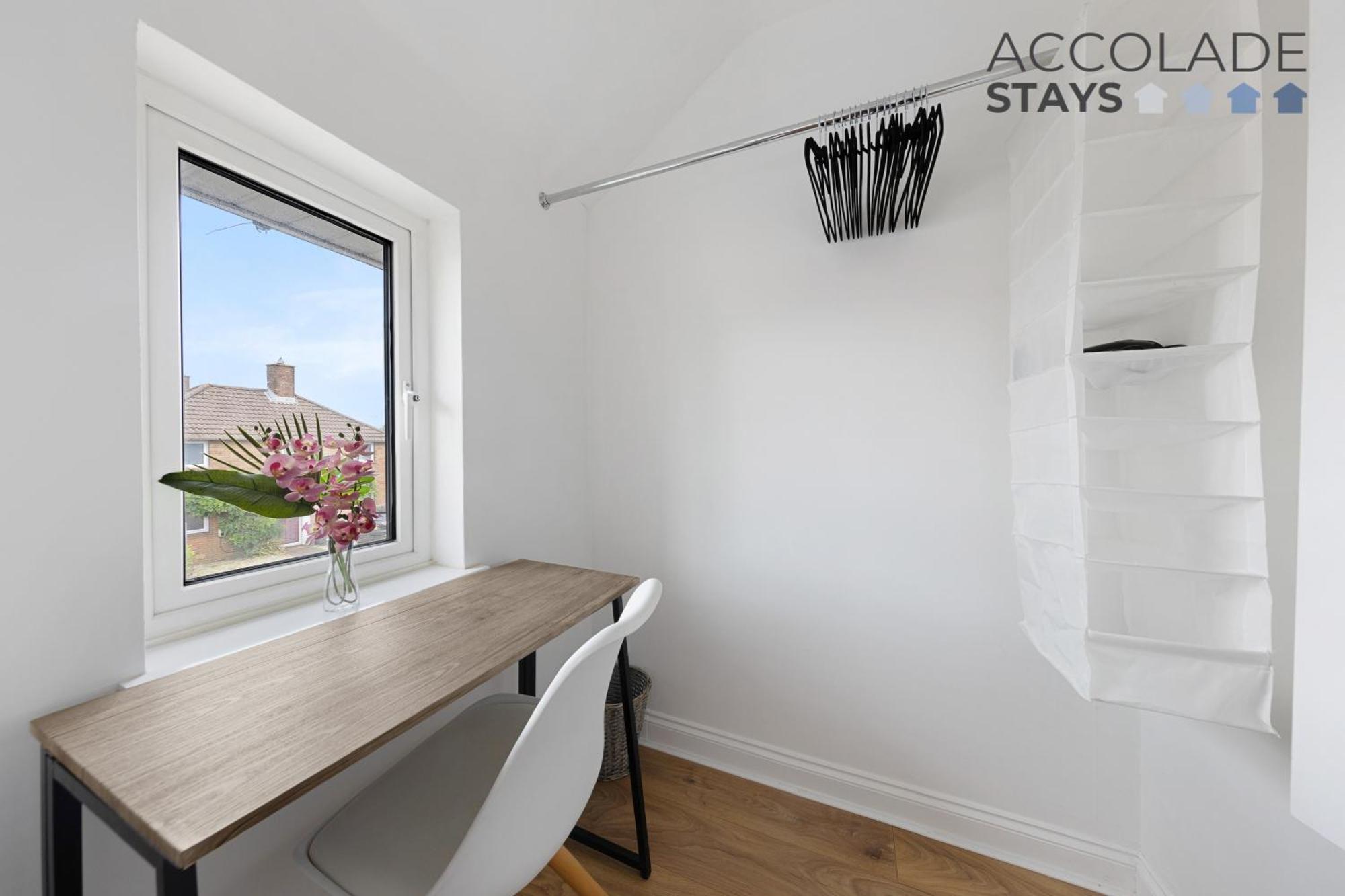Holiday home 3 Bed, 2 Bath, Sleeps 6, With Free Parking & Wifi, Ideal For Contractors And Families Basingstoke