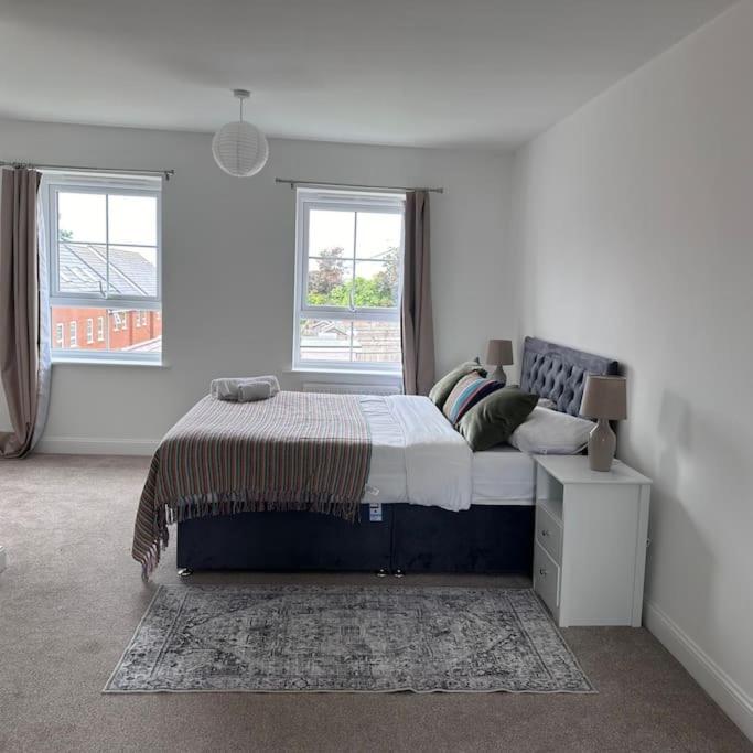 Elegant With Outdoor Space Basingstoke