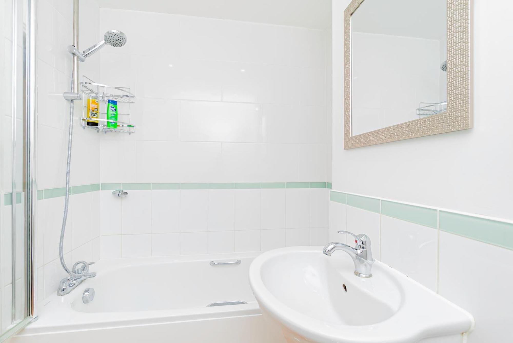 Chic 2-bedroom Retreat 7 Mins To Station & Shop