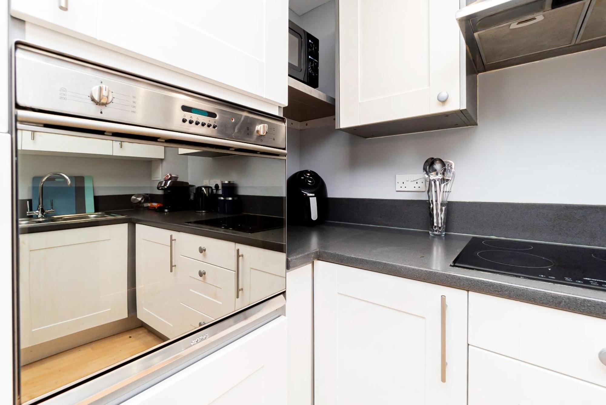Chic 2-bedroom Retreat 7 Mins To Station & Shop * Basingstoke