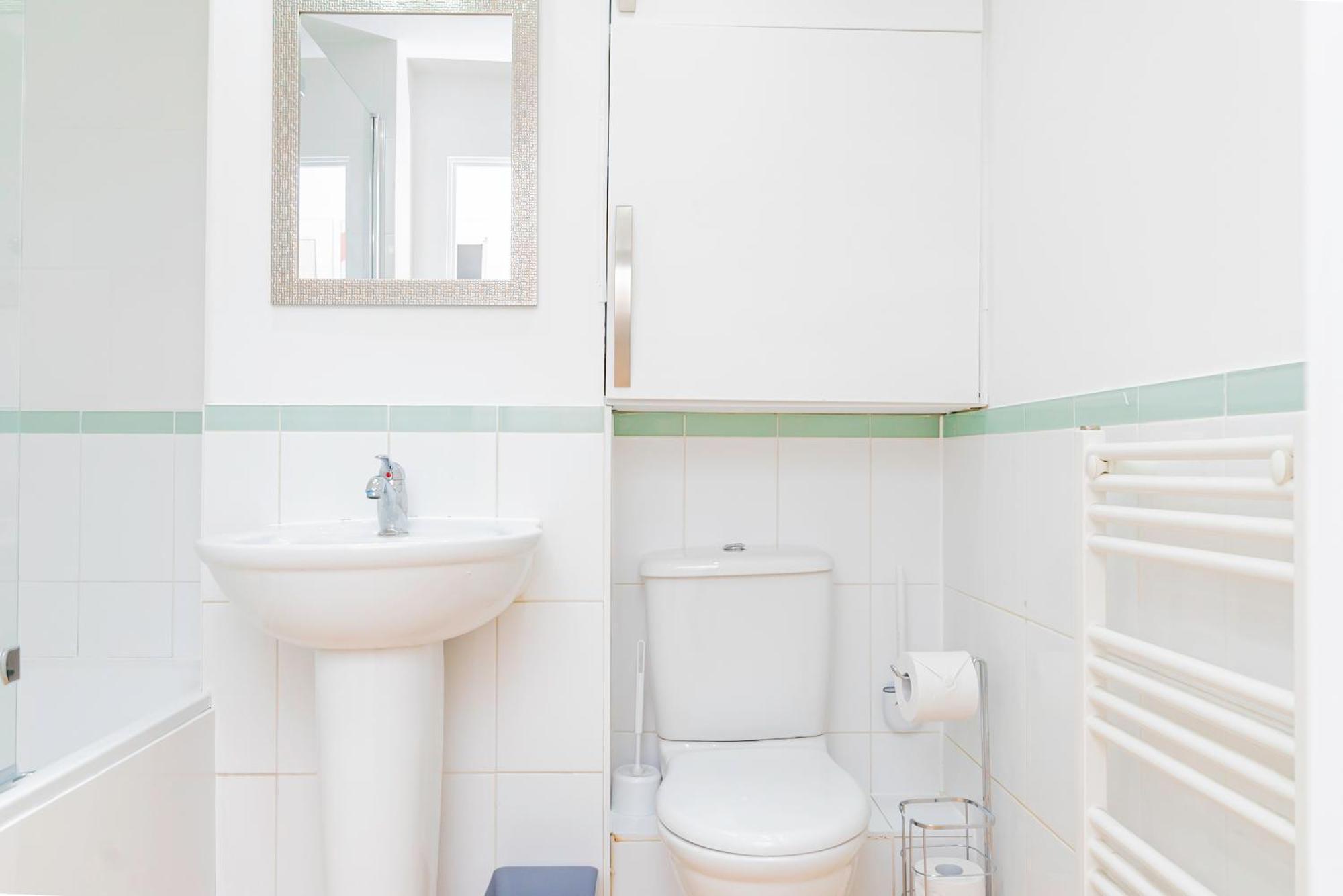 Apartment Chic 2-bedroom Retreat 7 Mins To Station & Shop Basingstoke