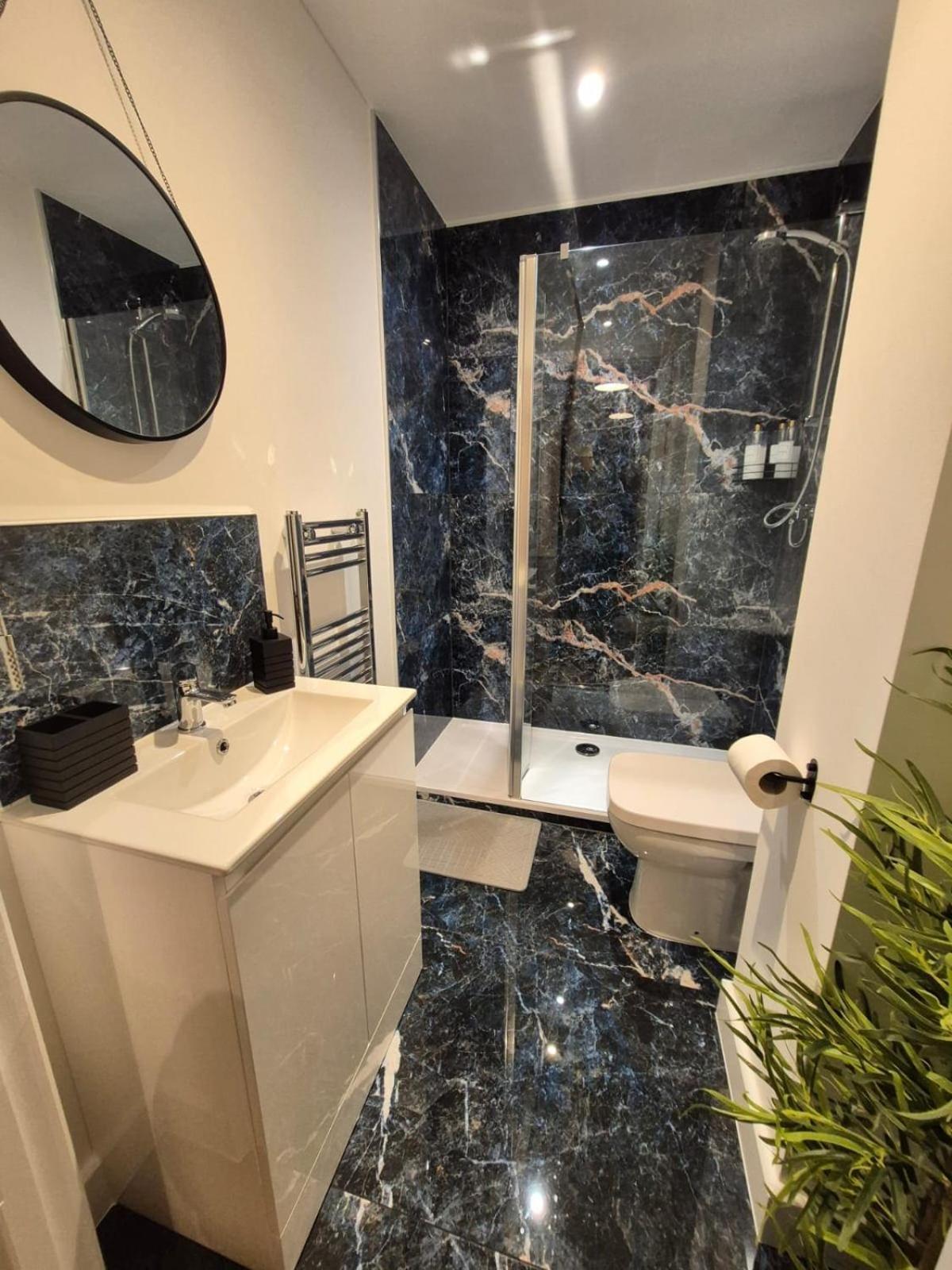 Sapphire Luxe- Sleeps 4 With Free Parking Apartment