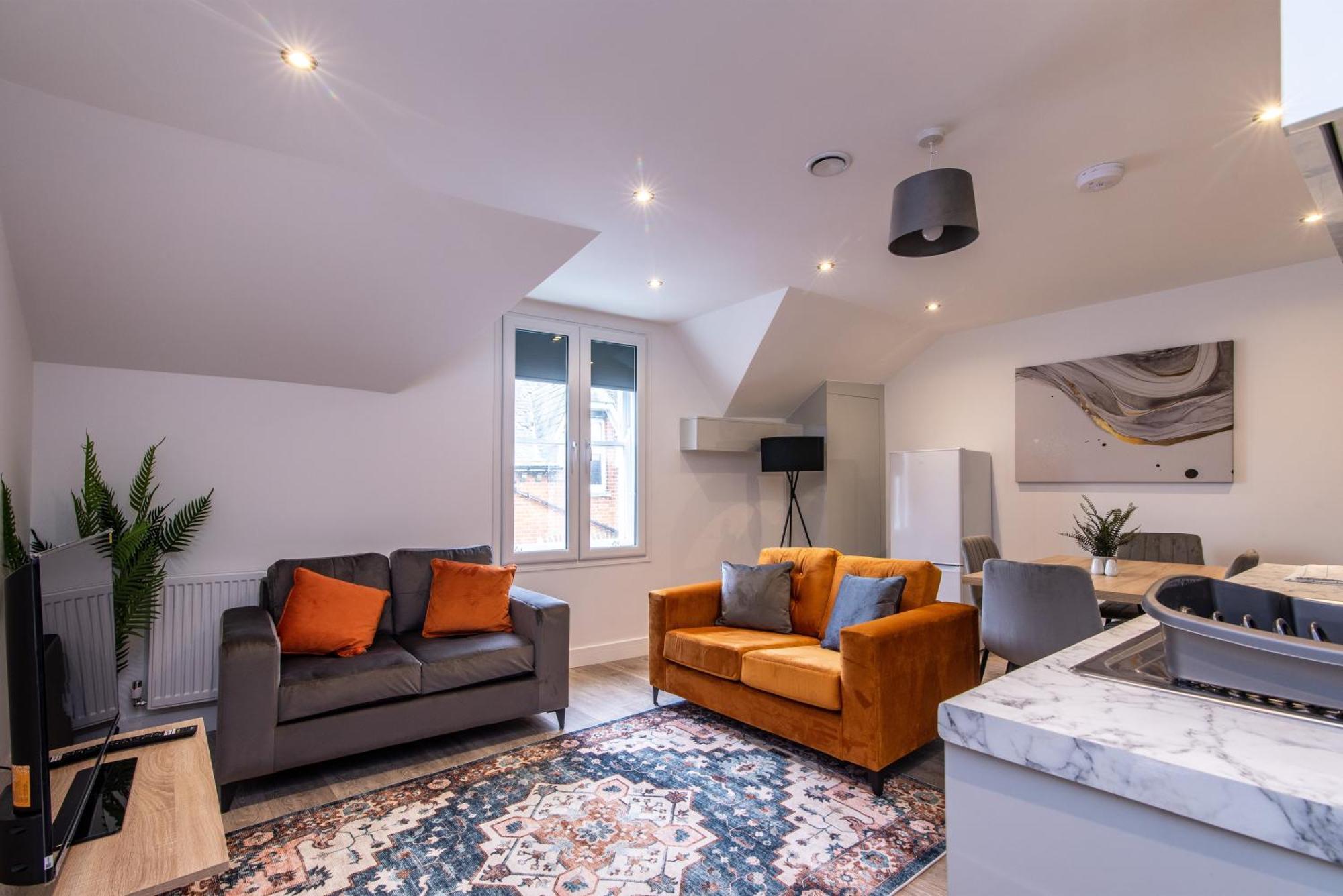 2 Bed - Shops, Dining & Trains Nearby