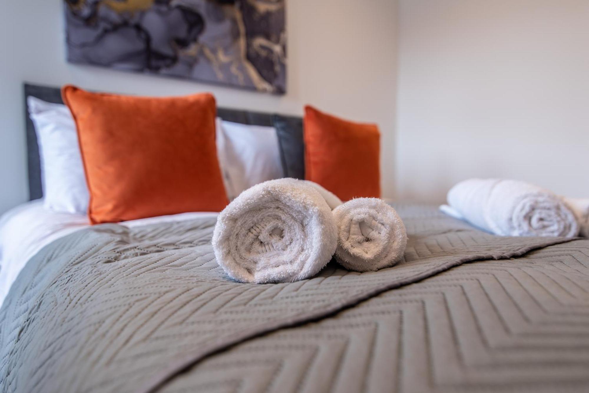 Apartment 2 Bed - Shops, Dining & Trains Nearby *